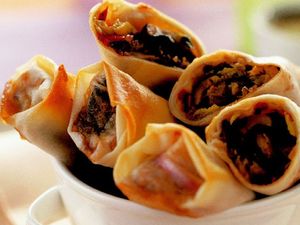 Vegetarian spring rolls with sweet and sour sauce